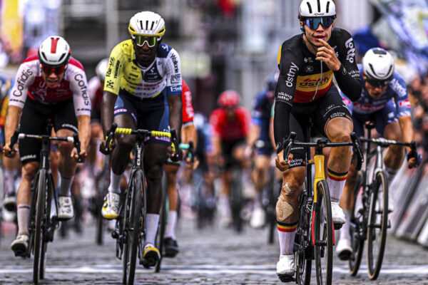 Arnaud De Lie porazil v šprinte Girmaya aj Philipsena a vyhral belgickú klasiku Binche-Chimay-Binche