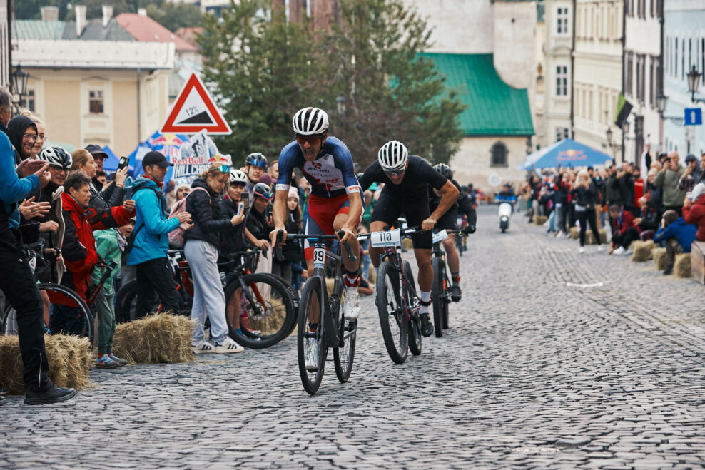 Cyklistick&yacute; &scaron;print do kopca Red Bull Hill Chasers v srdci Banskej &Scaron;tiavnice ovl&aacute;dli Marek Čontofalsk&yacute; a Vikt&oacute;ria Chladoňov&aacute;