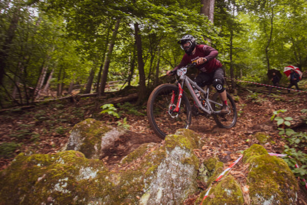 Registr&aacute;cia na fin&aacute;le KENNY slovensk&eacute;ho poh&aacute;ra v endure na Baťovych trailoch v Partiz&aacute;nskom je v plnom pr&uacute;de