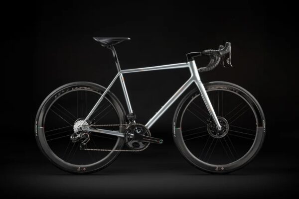 Colnago Steelnovo je limitovaná edícia oceľového bicykla z 3D tlače, ktorou značka oslavuje 70 rokov od svojho založenia