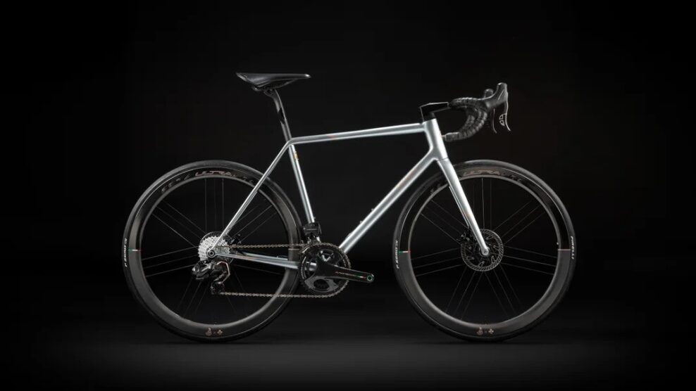 Colnago Steelnovo je limitovan&aacute; ed&iacute;cia oceľov&eacute;ho bicykla z 3D tlače, ktorou značka oslavuje 70 rokov od svojho založenia