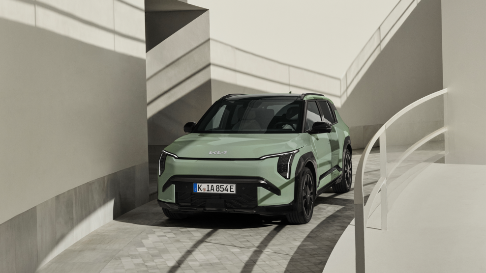 Kia EV3 pon&uacute;ka &scaron;t&yacute;lov&yacute; dizajn a komfortn&uacute; ekojazdu