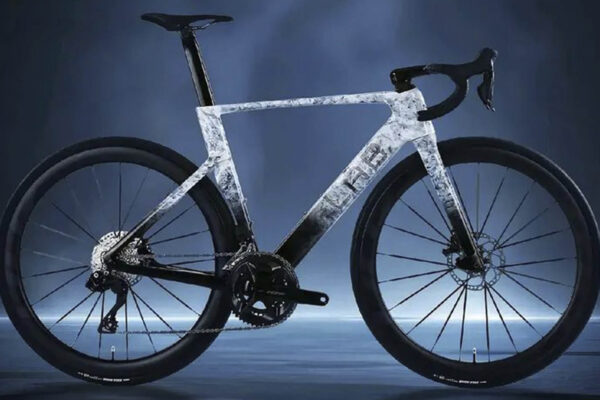 Bud&uacute; jazdci Astany pretekať v roku 2025 na bicykloch č&iacute;nskej značky X-Labs?