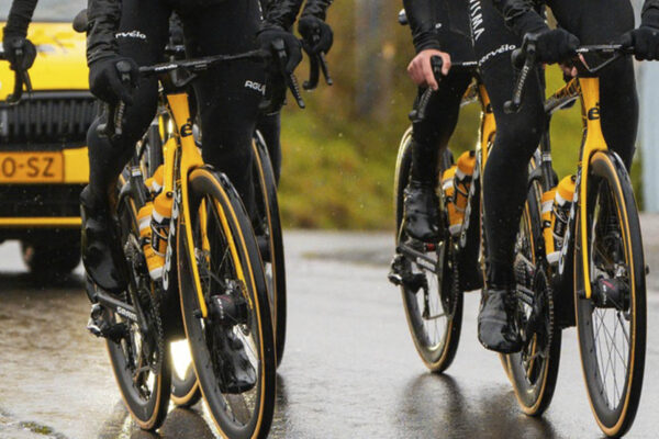 Jazdci t&iacute;mu Visma testuj&uacute; koles&aacute; s vylep&scaron;en&yacute;m syst&eacute;mom dofukovania pl&aacute;&scaron;ťov za jazdy