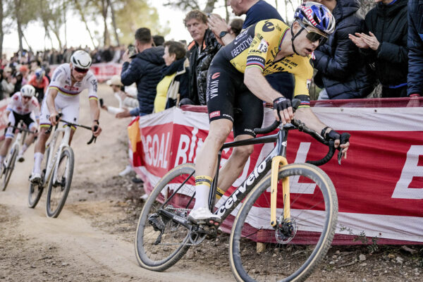 Wout van Aert začne cyklokrosovú sezónu v decembri po kempe tímu Visma-Lease a Bike