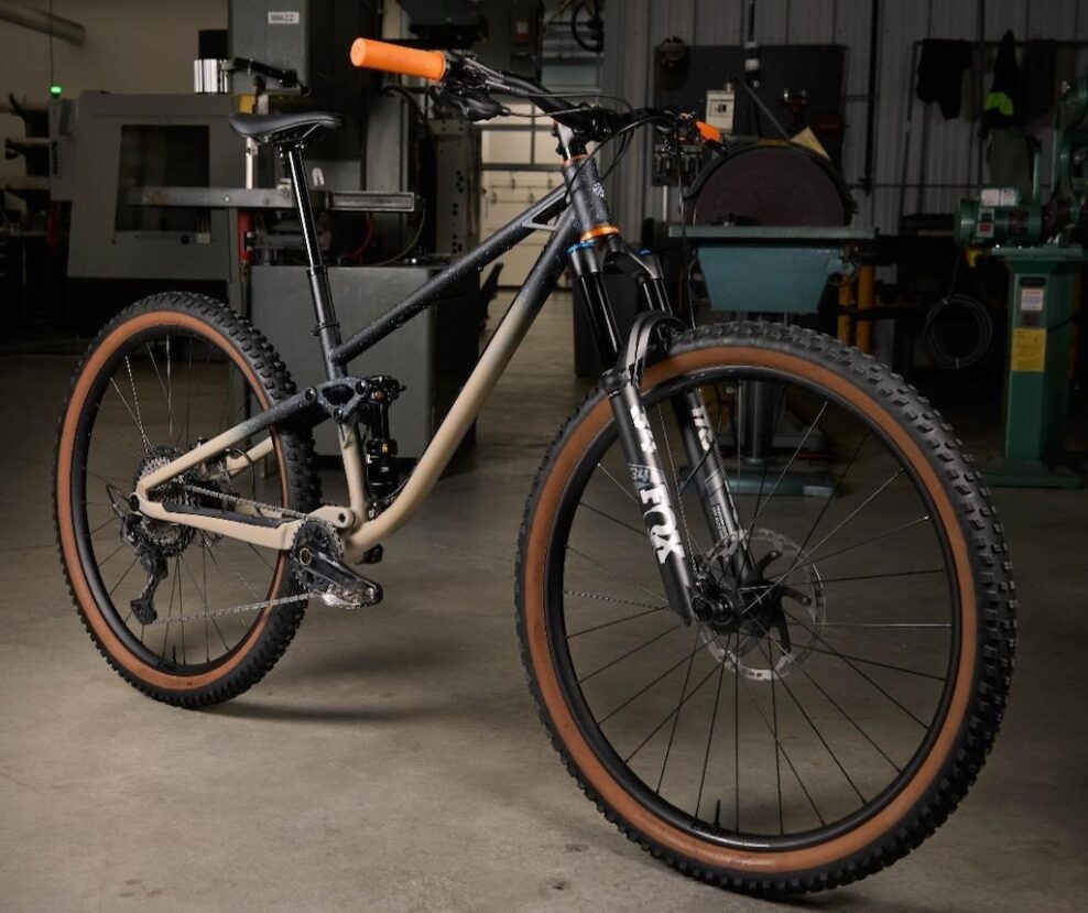 Trek ukázal prototyp oceľového bicykla Top Fuel