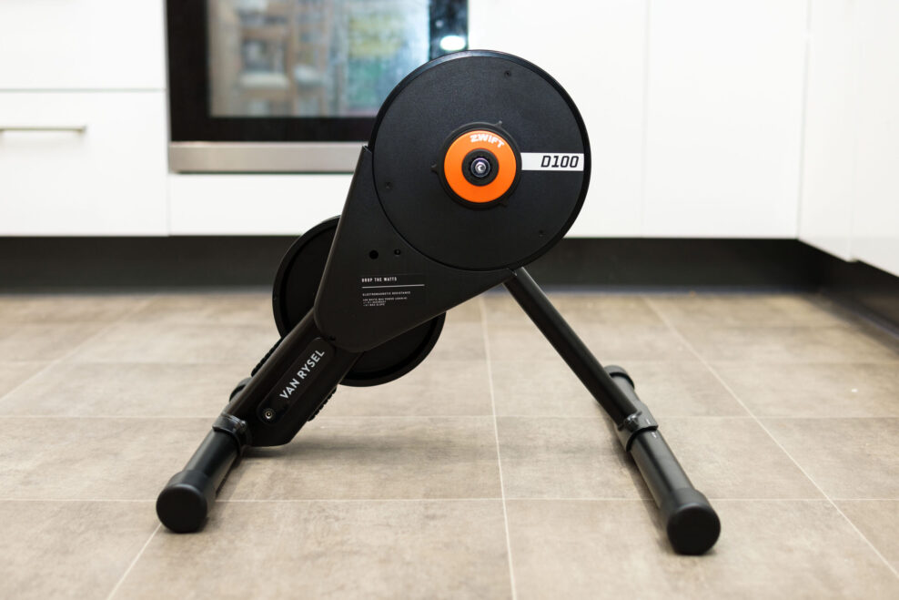 Test: Indoor trenaž&eacute;r Van Rysel D100 so syst&eacute;mom &bdquo;Zwift Cog & Click&ldquo;