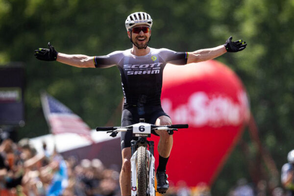 Nino Schurter zost&aacute;va v t&iacute;me SCOTT-SRAM MTB Racing až do roku 2026