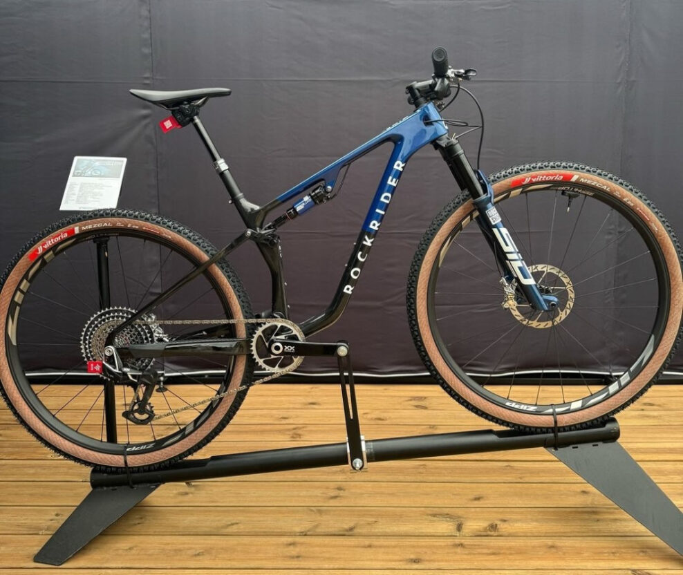 Decathlon ukázal nové bicykle Rockrider RACE 940 S and LTD 2025, s komponentami RockShox a hmotnosťou pod 11 kg