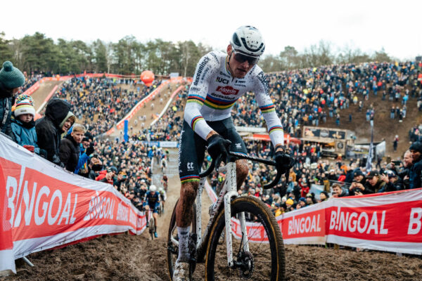 Sledujte naživo: Mathieu van der Poel dnes štartuje na cyklokrosových pretekoch Svetového pohára v Gavere