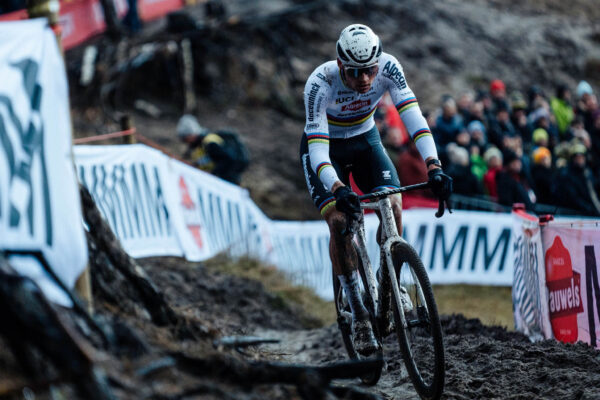 Mathieu van der Poel vynechá už tretie cyklokrosové preteky kvôli zraneniu rebra