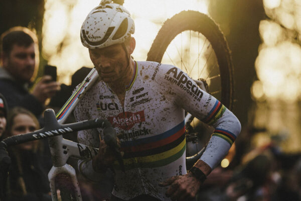 Mathieu van der Poel absolvuje 11 cyklokrosových pretekov v sezóne 2024/2025