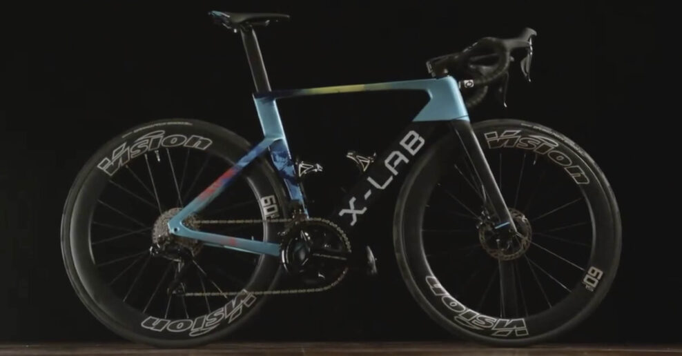 Jazdci Astany bud&uacute; pretekať na č&iacute;nskych bicykloch X-LAB, t&iacute;m sa premenuje na XDS Astana