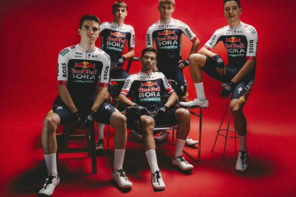 Foto: Tím Red Bull-Bora-Hansgrohe predstavil nové oblečenie od Specializedu pre rok 2025