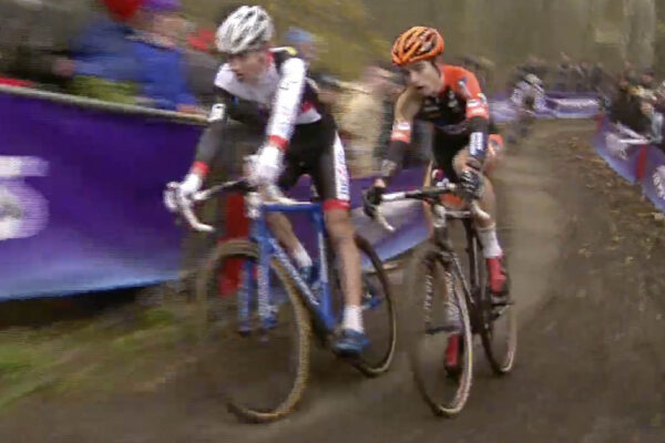 Video: Skvel&yacute; cyklokrosov&yacute; s&uacute;boj Mathieu van der Poela s Woutom van Aertom z roku 2014