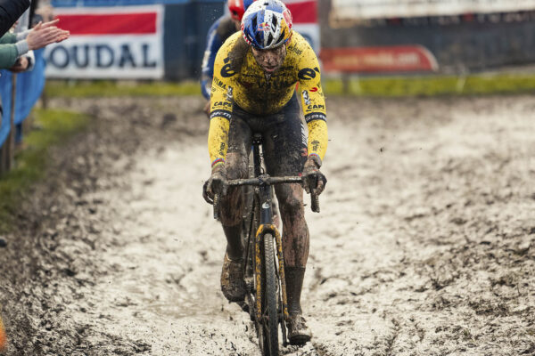 Wout van Aert musel kv&ocirc;li chorobe zru&scaron;iť pl&aacute;novan&yacute; n&aacute;vrat na cyklokrosov&eacute; trate v Mole