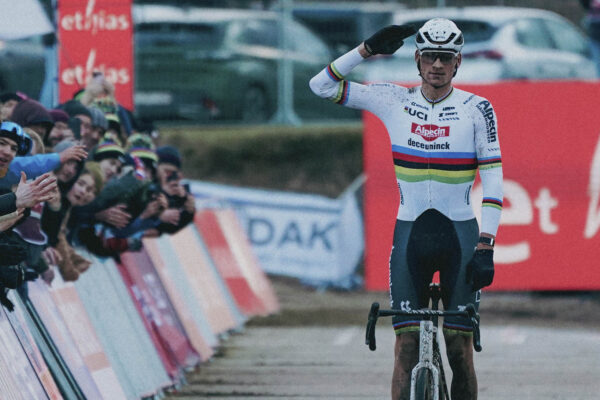 Mathieu van der Poel absolútne zničil konkurenciu a po dominantnom sóle vyhral cyklokrosové preteky Svetového pohára v Zonhovene