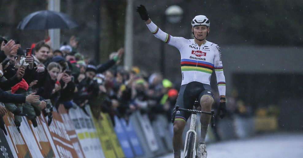 Mathieu van der Poel dominoval aj na piesku a vyhral cyklokrosov&eacute; preteky Superprestige v Mole