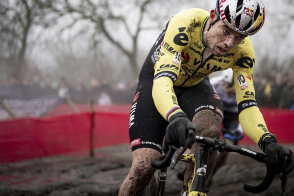 Video: Wout van Aert spadol kvôli fanúšikovi v záverečnom kole pretekov Exact Cross Loenhout