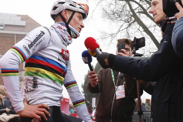 „Mal som zlomené sedlo,“ povedal Mathieu van der Poel po ďalšej dominantnej výhre v cyklokrose