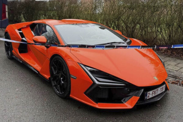 Mathieu van der Poel prišiel na cyklokrosové preteky na superšporte Lamborghini Revuelto