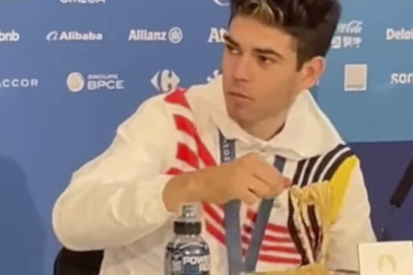 Video Wouta van Aerta, ktorý jedol cestoviny počas tlačovej konferencie na olympiáde je jedným z najsledovanejších v roku 2024