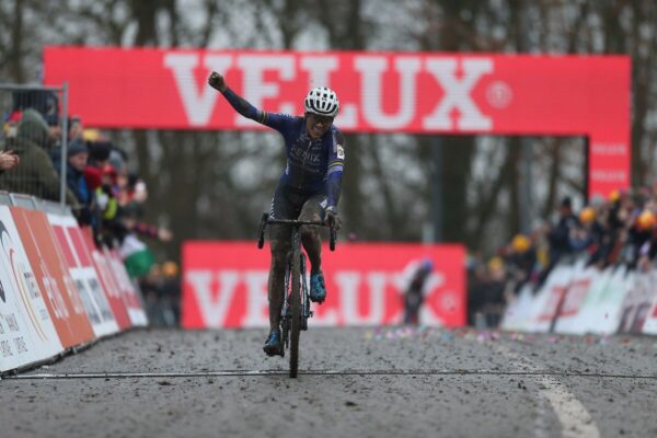 Ceylin Alvarado vyhrala v náročných podmienkach preteky Svetového pohára v cyklokrose v Namure