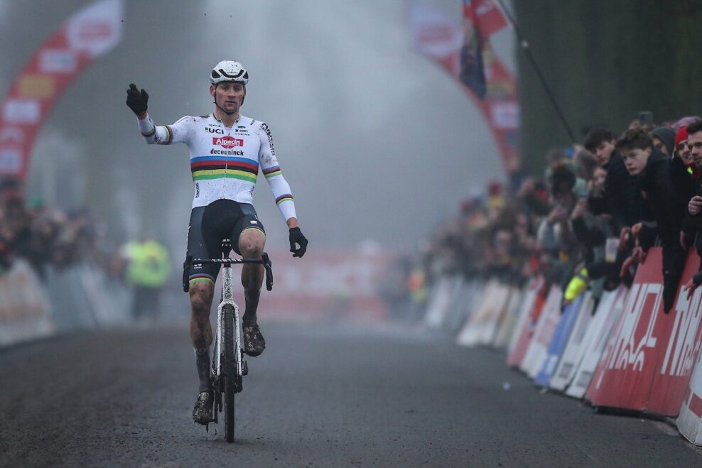 Mathieu van der Poel vyhral &scaron;tvrt&eacute; cyklokrosov&eacute; preteky za sebou, Van Aert spadol v poslednom kole