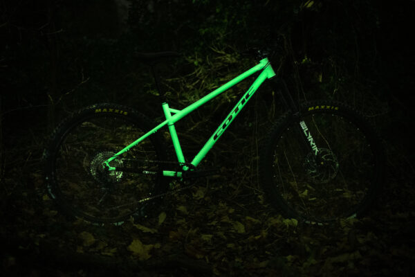 Cotic BFe: Hardtail, ktor&yacute; svieti v tme