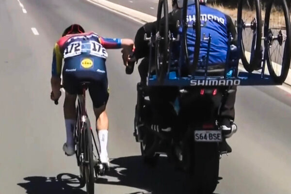 Video: Juan Pedro López sa pridlho držal fľašky, organizátori ho vylúčili z pretekov Tour Down Under
