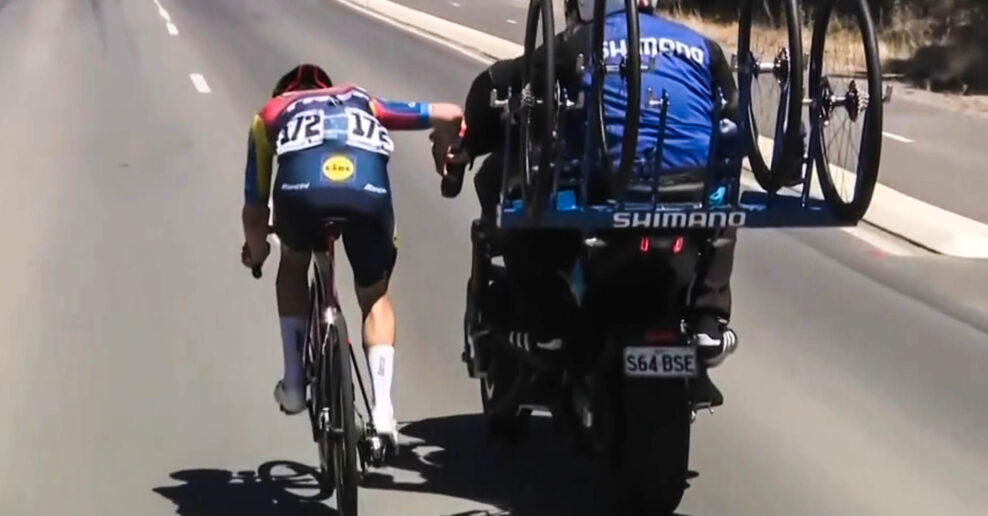 Video: Juan Pedro López sa pridlho držal fľašky, organizátori ho vylúčili z pretekov Tour Down Under