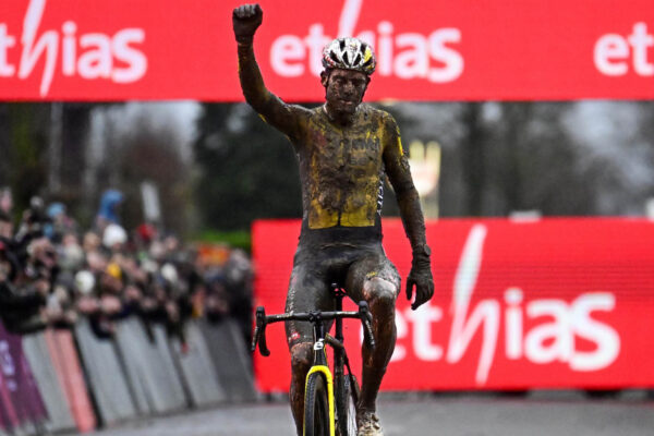 Wout van Aert sa v extrémnom blate prebojoval cez 25 jazdcov a vyhral cyklokrosové preteky Svetového pohára v Dendermonde