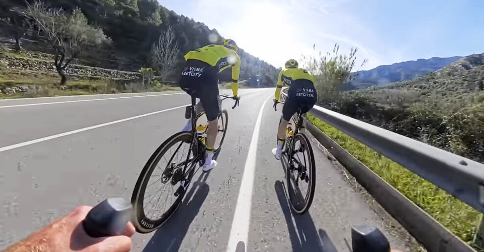 Video: Amatérsky cyklista sa pridal k Jonasovi Vingegaardovi počas jeho tréningu šprintov