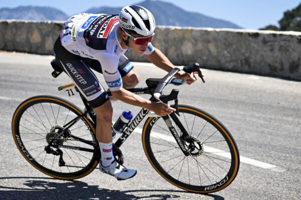Remco Evenepoel môže po piatich týždňoch od nehody začať s rehabilitáciou a indoorovým tréningom