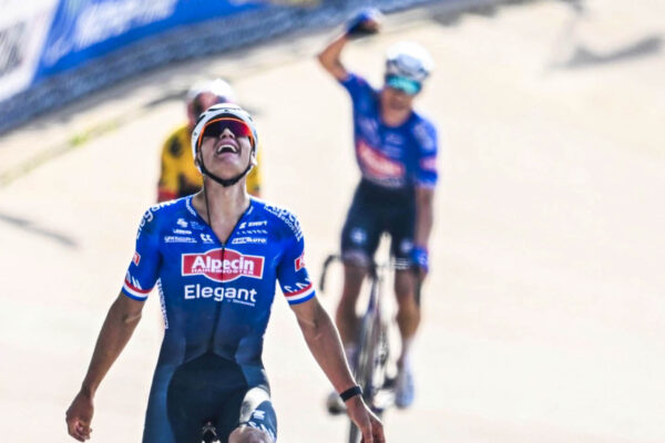 UCI nov&yacute;m pravidlom v roku 2025 zak&aacute;že oslavovať jazdcom za v&iacute;ťazom