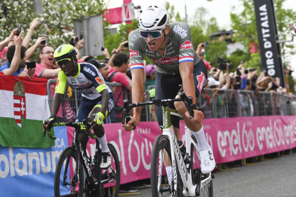 Uvidíme súboje Mathieu van der Poela s Woutom van Aertom aj na Giro d’Italia 2025?