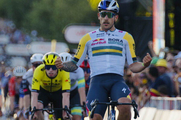 Sam Welsford vyhral kritérium Tour Down Under Classic, záverečný šprint poznačil hromadný pád