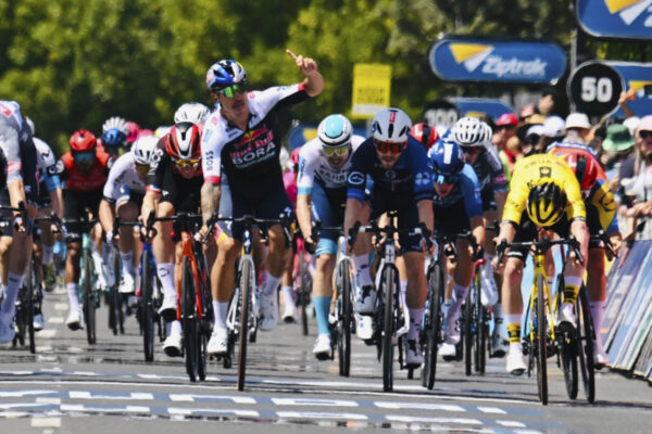 Sam Welsford vyhral v šprinte úvodnú etapu Tour Down Under