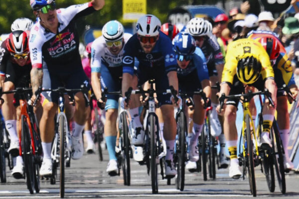 Matthew Brennan je najmladším jazdcom od roku 1945, ktorý skončil na pódiu pretekov WorldTour