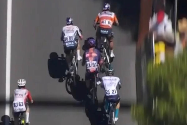 Video: Danny van Poppel dostal žltú kartu za nebezpečný manéver v šprinte na Tour Down Under
