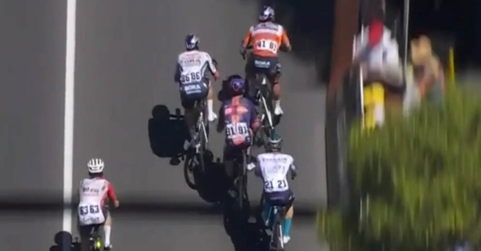 Video: Danny van Poppel dostal žltú kartu za nebezpečný manéver v šprinte na Tour Down Under