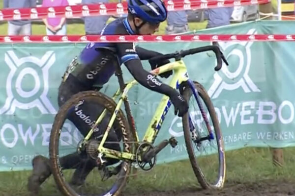 Video: Lars van der Haar si „nahodil“ vykĺbené rameno počas pretekov len s pomocou sedla na bicykli