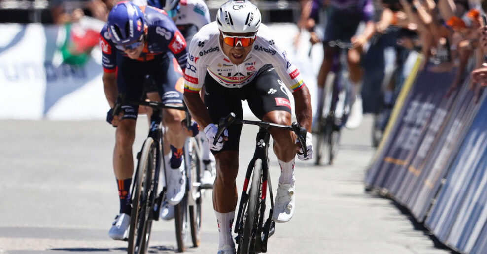 Jhonatan Narváez zvíťazil na Willunga Hill a dostal sa do vedenia Tour Down Under