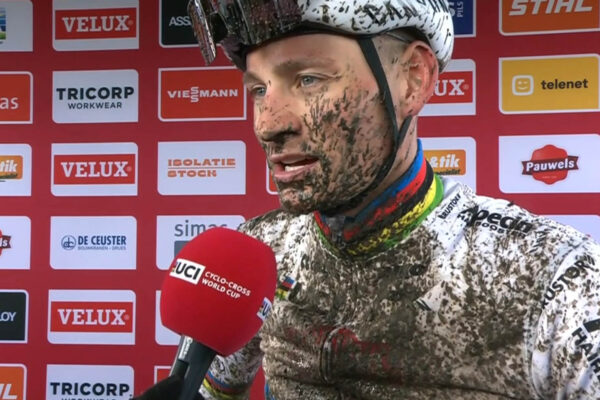 Mathieu van der Poel štartuje na cyklokrosovom Svetovom pohári v Maasmechelene so zlomeným rebrom