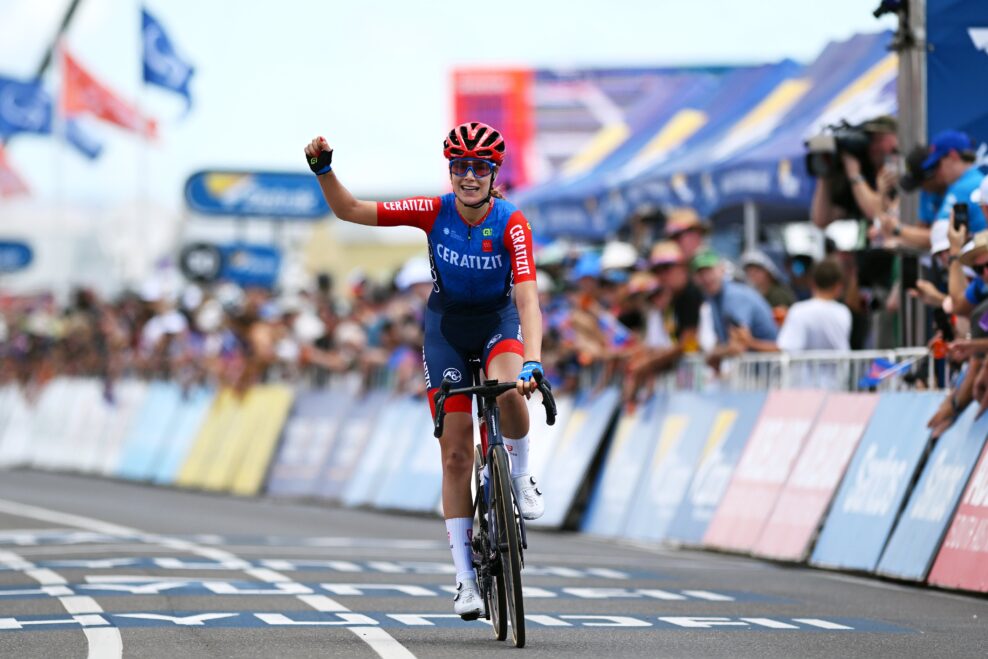 Len 22-ročn&aacute; Daniek Hengeveld predviedla 50 km s&oacute;lo a vyhrala prv&uacute; etapu Tour Down Under
