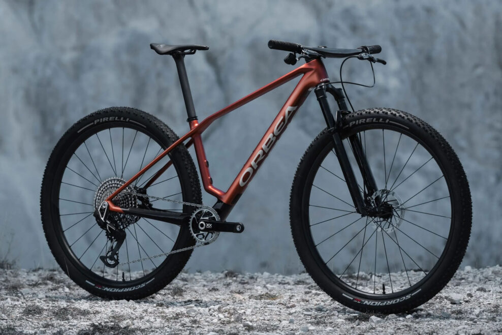 Nov&yacute; XC bicykel Orbea Alma tlm&iacute; vibr&aacute;cie vďaka p&auml;ťuholn&iacute;kovej zadnej stavbe