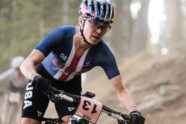 Kate Courtney zaklad&aacute; vlastn&yacute; projekt She Sends Racing