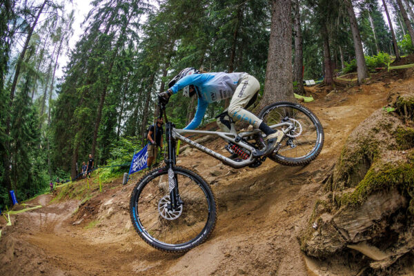 Commencal Schwalbe by Les Orres predstavil zostavu na tento rok