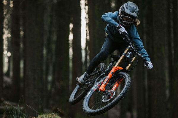 Saracen rozširuje tím o freeriderku Lucy Downs (+video)