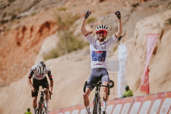 Valentin Paret-Peintre vyhral poslednú etapu Okolo Ománu, celkovým víťazom je Adam Yates